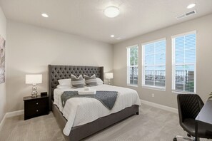 5 bedrooms, desk, iron/ironing board, travel cot - Arcade, Hoops, Air hockey, Lazy River & Waterslide, Near Zion (Washington)