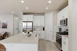 Fridge, microwave, oven, stovetop - Arcade, Hoops, Air hockey, Lazy River & Waterslide, Near Zion (Washington)