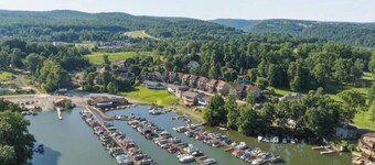 Relaxing 4-bedroom townhome on beautiful Cheat Lake in Morgantown, WV