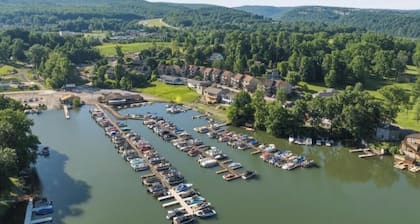 Relaxing 4-bedroom townhome on beautiful Cheat Lake in Morgantown, WV