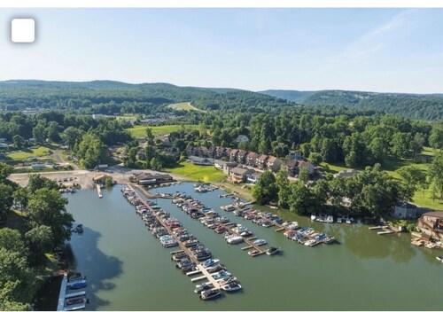 Relaxing 4-bedroom townhome on beautiful Cheat Lake in Morgantown, WV