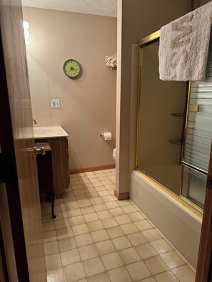 Een douche, een haardroger, handdoeken, zeep