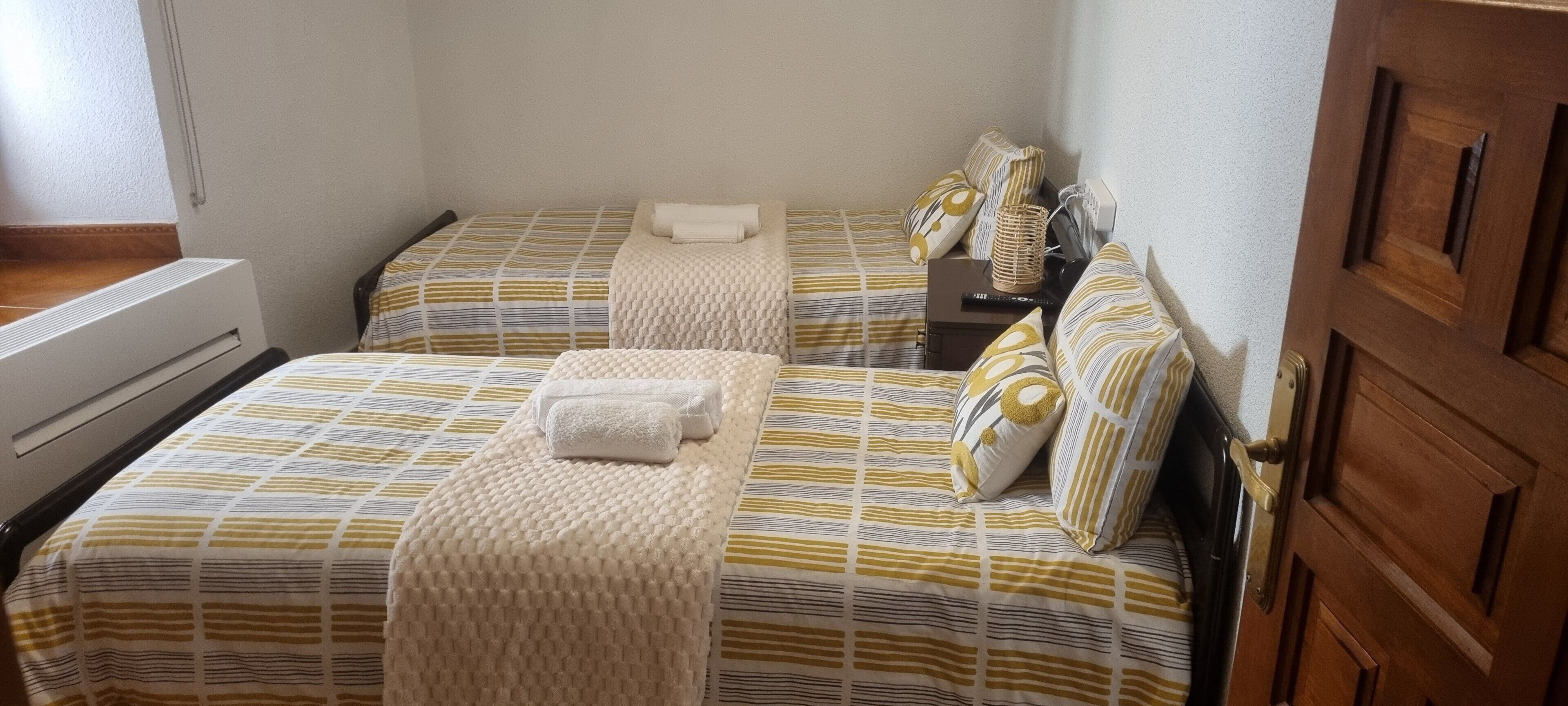 2 slaapkamers, een strijkplank/strijkijzer, internet, beddengoed