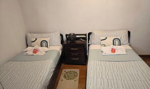 2 quartos, ferros/tábuas de passar roupa, acesso à internet