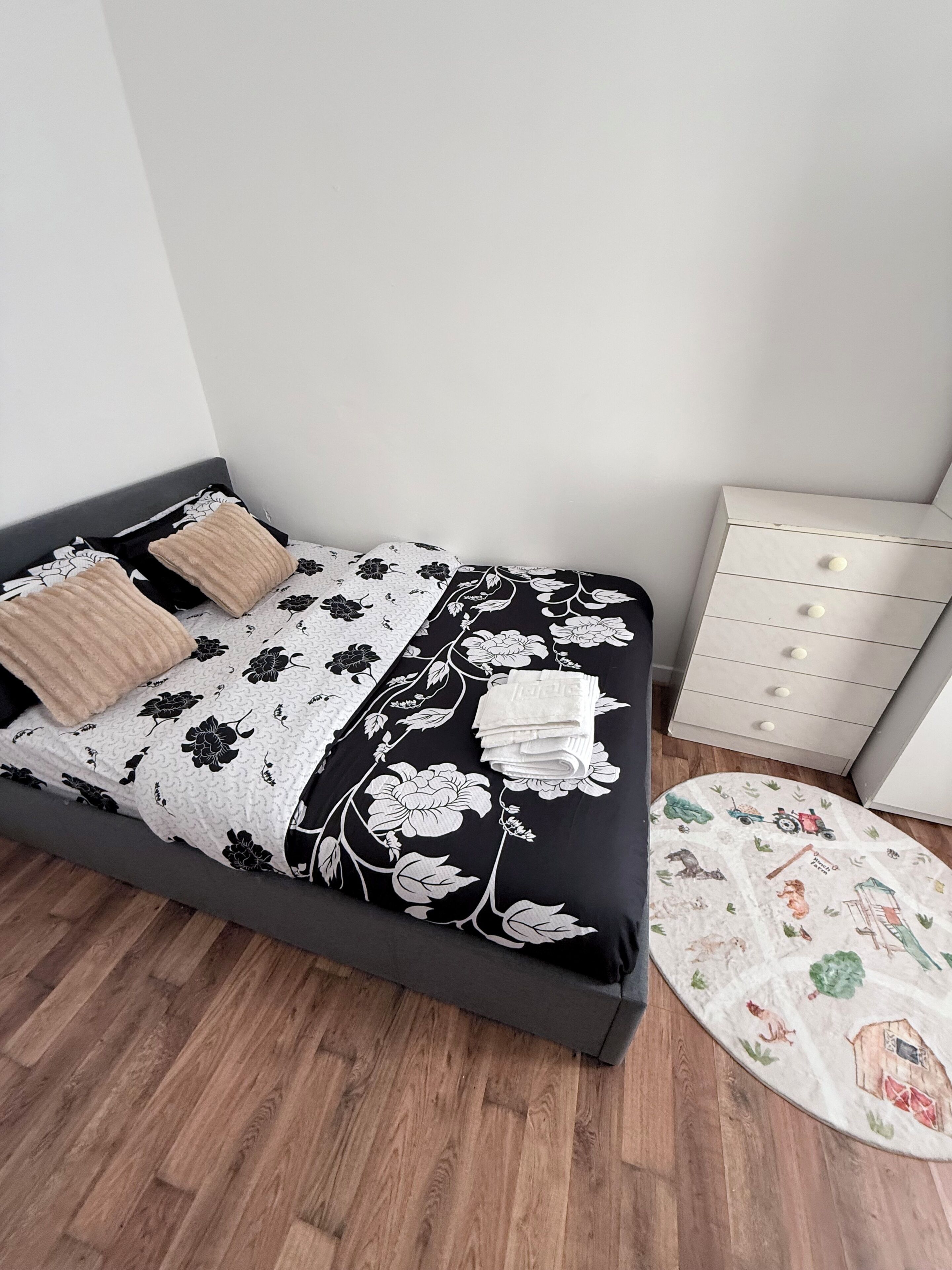 2 chambres, fer et planche à repasser, Wi-Fi, draps fournis