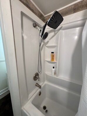 Haartrockner, Handtücher, Seife, Toilettenpapier