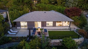Exterior - Panoramic Ocean & Mountain Views (North Vancouver)