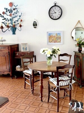 Dining - Quiet 2-room apartment with pool, a stone's throw from the hustle and bustle of the Tropez area (Saint-Tropez)