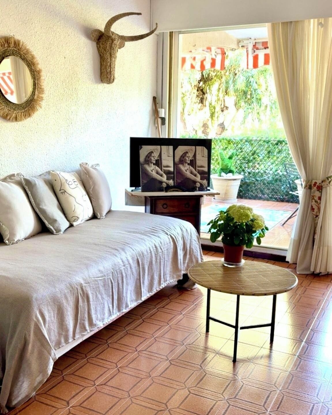 Iron/ironing board, WiFi, bed sheets