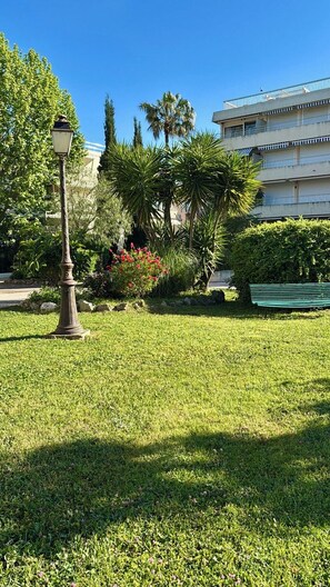 Property grounds - Quiet 2-room apartment with pool, a stone's throw from the hustle and bustle of the Tropez area (Saint-Tropez)