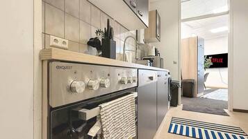 Kühlschrank, Mikrowelle, Ofen, Herdplatte