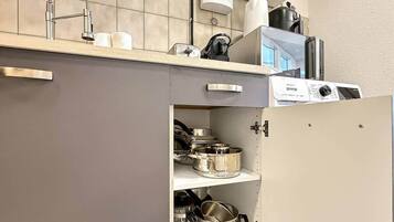 Kühlschrank, Mikrowelle, Ofen, Herdplatte