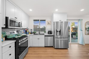 Fridge, microwave, oven, stovetop - King Bed, Garage, Gated Backyard, 4BR/2Bth (El Cajon)