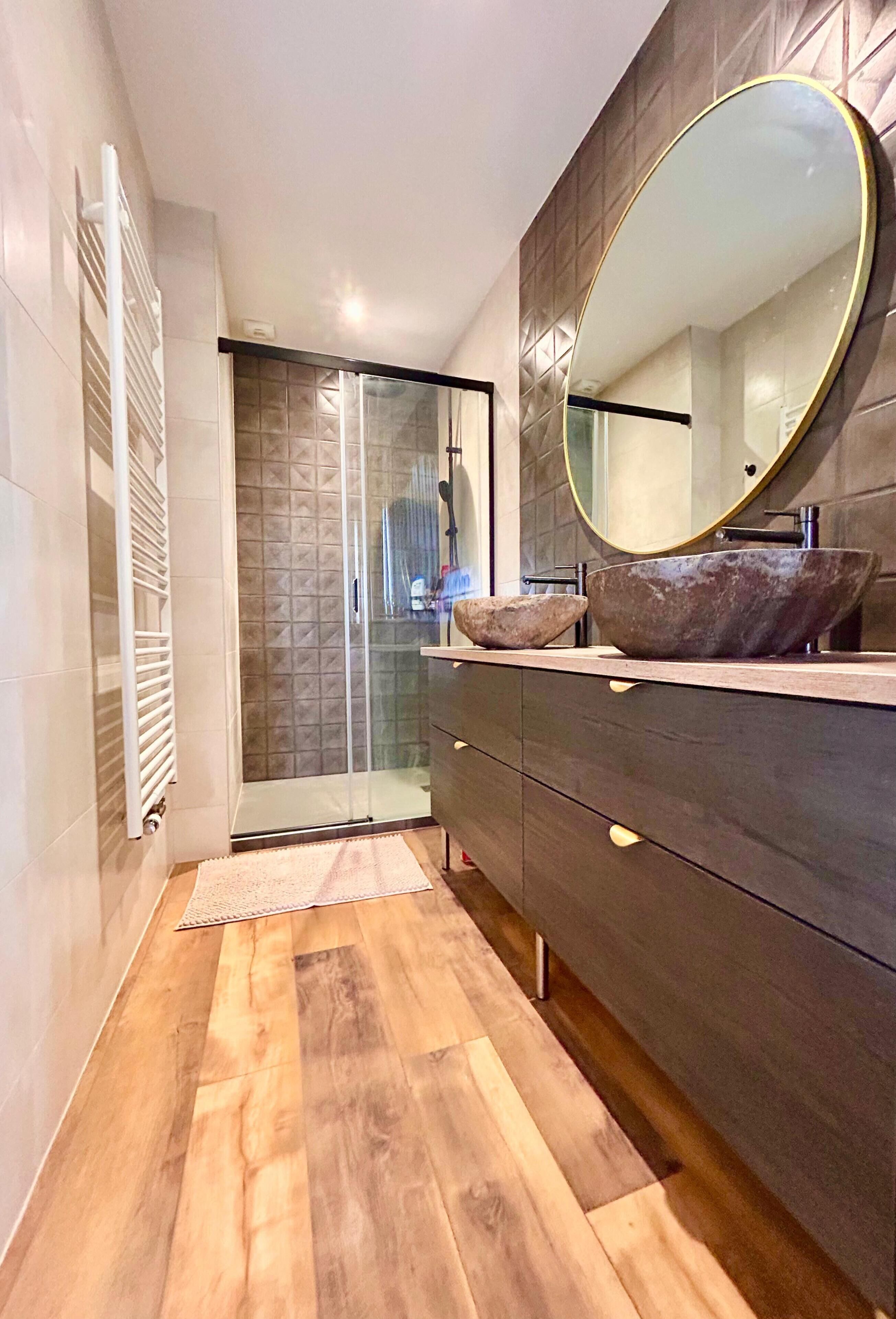 Shower, jetted bath, hair dryer, towels