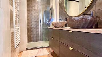 Shower, jetted bath, hair dryer, towels