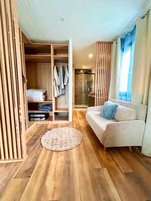 3 habitaciones, tabla de planchar con plancha, wifi y ropa de cama 
