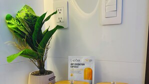 A bathroom with a white bathtub, a potted plant, a sign for a vitamin C facial mask, and a wicker tray. - Modern loft, excellent location and total comfort (Ciudad de Guatemala)
