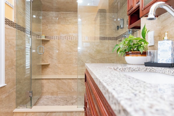 Een douche, een haardroger, handdoeken, zeep