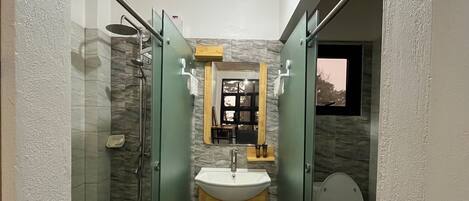 Douche, séchoir à cheveux, bidet, serviettes fournies