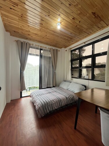 Peaceful 2-bedroom lodge in charming Baguio City,  getaway for golf courses