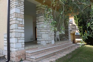Exterior detail - Holiday apartment with terrace and fireplace (Bardolino)