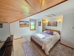 3 bedrooms, desk, iron/ironing board, free WiFi - Gorgeous Views - 30 acre Farmhouse Close to Saratoga & Lake George - New Listing (Fort Edward)