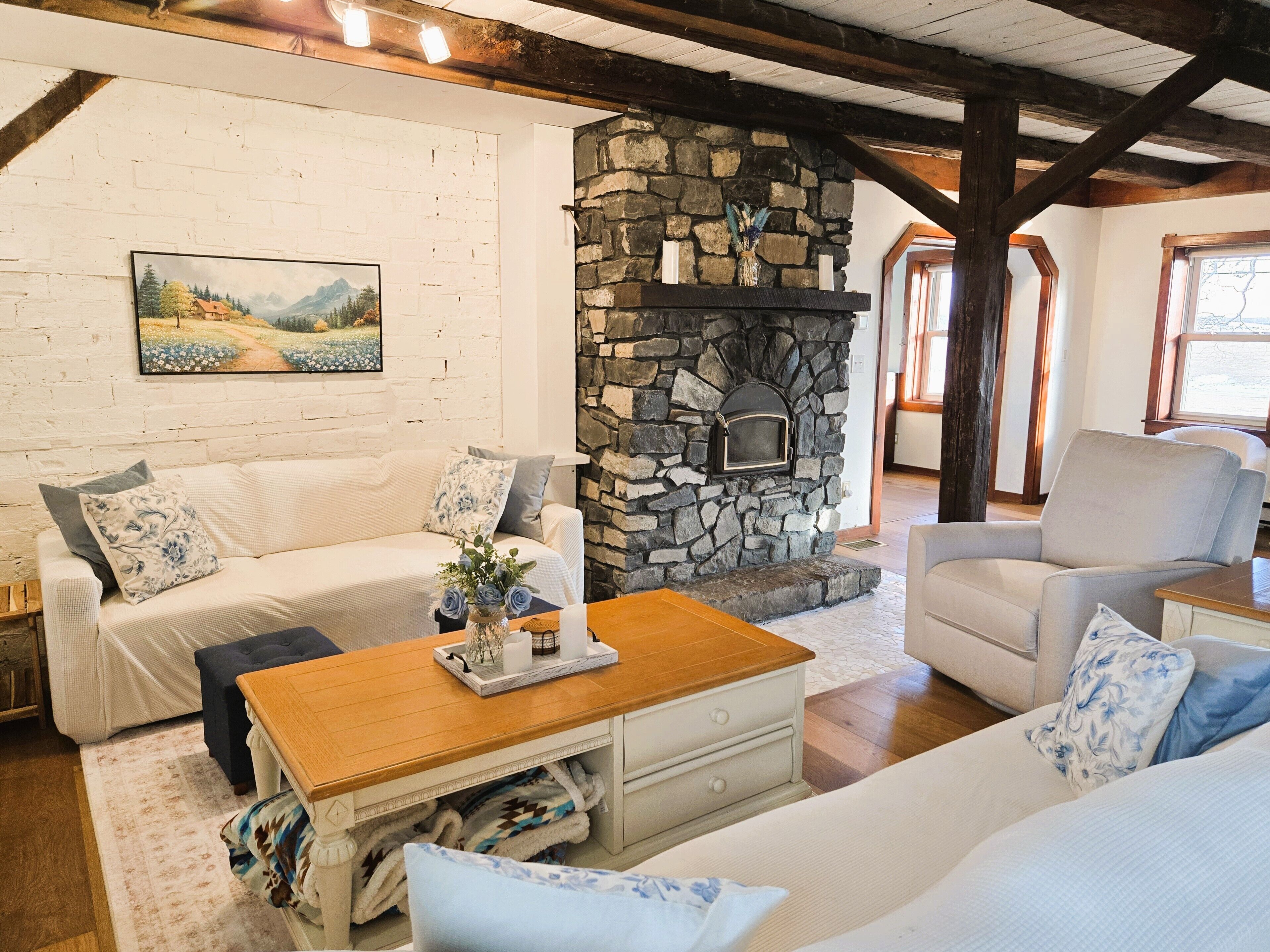 Smart TV, fireplace
