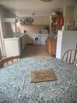Fridge, microwave, oven, stovetop - Spacious Suffolk Cottage in Village Setting (Westleton)