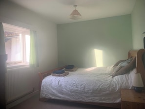 Iron/ironing board, travel crib, free WiFi, bed sheets - Spacious Suffolk Cottage in Village Setting (Westleton)