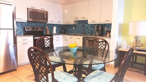 Private kitchen - Beachfront 2-bedroom Condo - steps from Grace Bay Beach!
Sleeps 4 - 6 ppl - (The Bight Settlement)