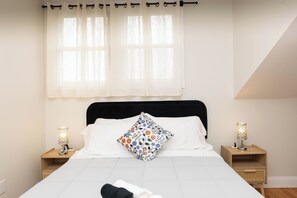 Tabla de planchar con plancha y ropa de cama 