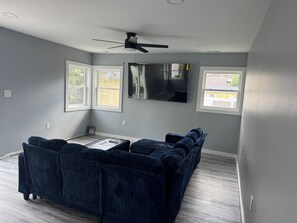 Smart TV - Downtown Rehoboth Ave Renovated Condo Pet Friendly (Rehoboth Beach)