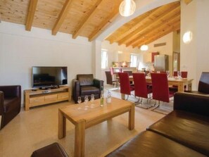 Fernseher, Kamin, DVD-Player