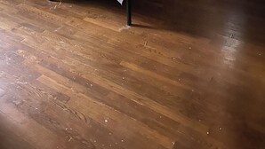 Une chambre à coucher avec un lit, une table de chevet et une fenêtre avec des rideaux.