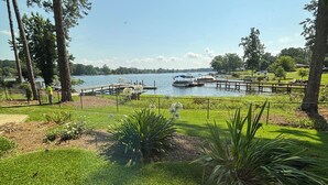 Un parco con un lago, un molo e zone verdi.