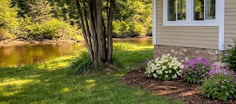 Quiet Riverfront Retreat – Cozy Chalet