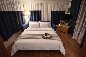 Tabla de planchar con plancha, wifi, ropa de cama
