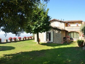 A stone house with a garden, a door, and a view of the sea. - Podere Aida Proprietà by Interhome (Capannori)