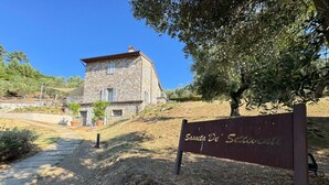 A stone building with a sign reading 'Sasseta De' Seccenze.' - Casale Al Sasso by Interhome (Capannori)