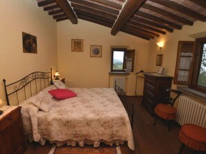A bedroom with a bed, a dresser, a window, and a radiator. - Le Case Di Carla Zizzola by Interhome (Borgo a Buggiano)