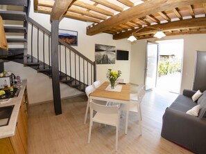 Et moderne interiør med trappe, spiseplads og sofa.