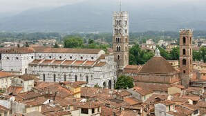 A historic town with a prominent bell tower and cathedral, surrounded by traditional buildings with terracotta roofs. - Residenza Otello by Interhome (Lucca)