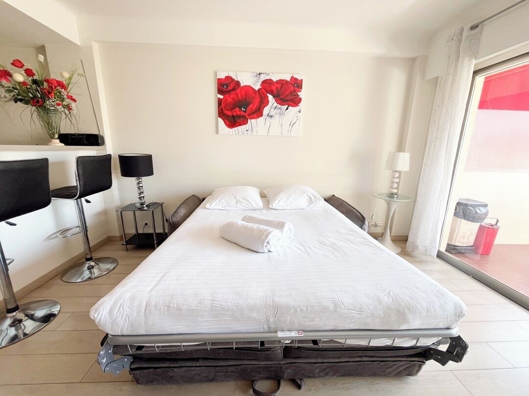 Ein Hotelzimmer mit Bett, Schreibtisch mit Stuhl, Fernseher, Lampe und Fenster mit Blick.