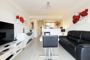 TV - Upstays Bright 1BR 50m² with terrace Cannes center (Cannes)