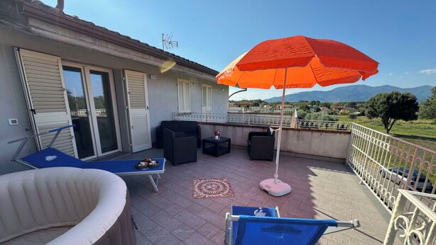 A terrace with a hot tub, outdoor furniture, and a view of the mountains. - Villa al Glicine Proprietà by Interhome (Altopascio)