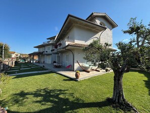 A two-story house with a balcony, a garden, and a hammock. - Villa al Glicine Proprietà by Interhome (Altopascio)