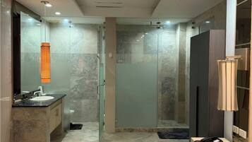 Luxury Suite, 2 Bedrooms, Mountain View | Bilik Mandi | Kelengkapan dandanan diri percuma, selipar, tuala disediakan, sabun
