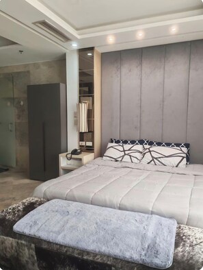 Phòng Suite Cao cấp, 2 phòng ngủ, quang cảnh núi | Két bảo mật tại phòng, màn/rèm cản sáng, bàn ủi/dụng cụ ủi quần áo 