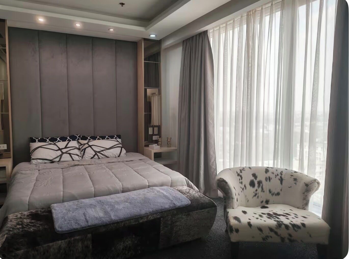 Luxury Suite, 2 Bedrooms, Mountain View | Peti besi dalam bilik, langsir/tirai gelap terus 