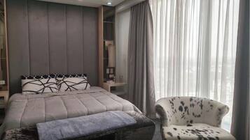 Luxury Suite, 2 Bedrooms, Mountain View | Peti besi dalam bilik, langsir/tirai gelap terus